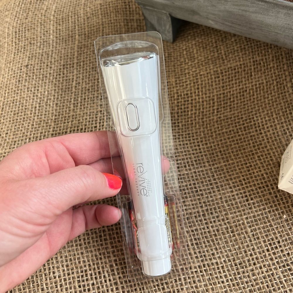 REVIVE Glo Anti-Aging new in box - Picture 4 of 9